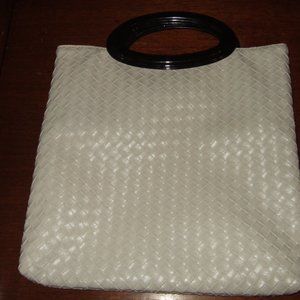 TWO'S COMPANY WHITE WOVEN POLY VINYL TOTE W/ ACRYLIC HANDLES